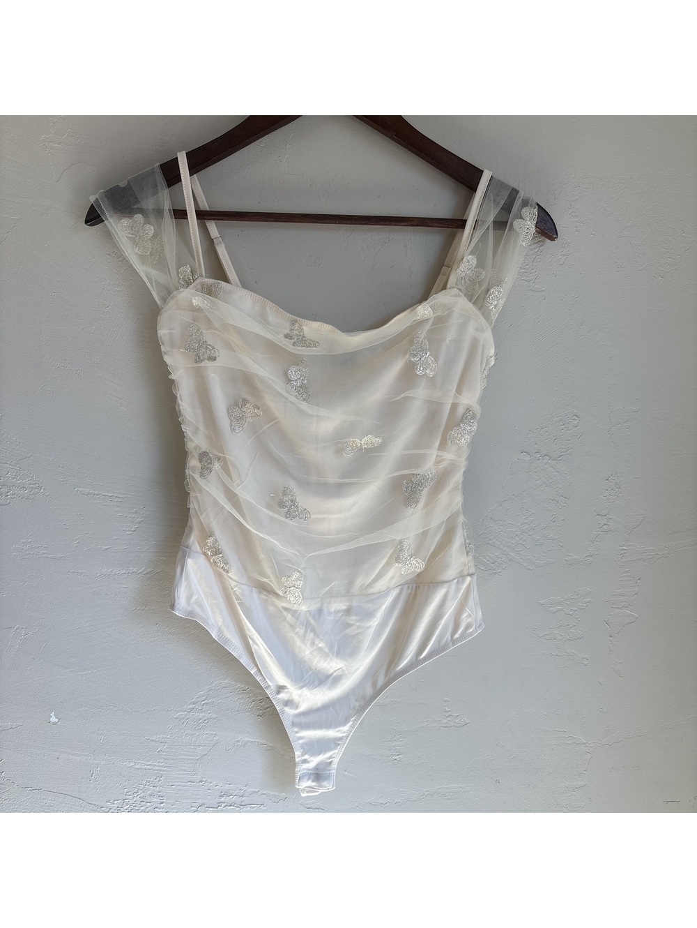 Le Lis Collection Womens Medium Cream Mesh Butterfly Embroidered Bodysuit NWT